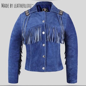 Può includere: Giacca in camoscio blu con frange sul petto e sulle maniche. La giacca ha bottoni argentati e perline decorative sulle spalle. Il testo "MADE BY LEATHERLUXU" è in alto.