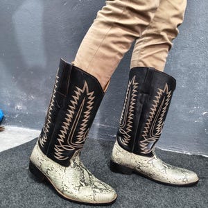 手作りメンズスネークスキンウエスタンブーツ、ブラックレザーカウボーイシャフト、ポインテッドトゥパイソンプリントエキゾチックブーツ、本革カントリースタイルFoo
