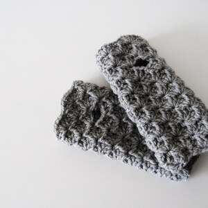 Light grey fingerless gloves, crocheted, handmade, ready to ship image 4