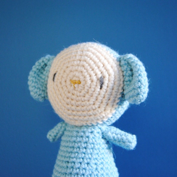 Amigurumi agneau bleu pastel et blanc, jouet animal de la ferme, doudou agneau, peluche mignonne, fait main en France, prêt à être expédié