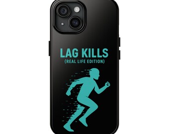Könnte beinhalten: Eine schwarze Smartphone-Hülle mit einer türkisfarbenen Grafik einer laufenden Figur mit Bewegungsunschärfe-Effekt. Der Text LAG KILLS (REAL LIFE EDITION) ist in Türkis darüber gedruckt. Die Hülle hat einen Ausschnitt für die Doppelkamera.