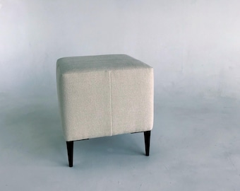 Puf cuadrado de micro bouclé con patas de metal • Otomana de diseño hecha a mano • Reposapiés de bouclé • Asiento minimalista para sala de estar