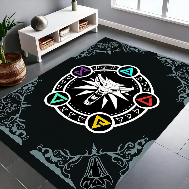 Puede incluir: Alfombra rectangular negra con un emblema de cabeza de lobo blanco rodeado de formas y s&iacute;mbolos geom&eacute;tricos coloridos. La alfombra tiene un borde decorativo con un dise&ntilde;o gris y blanco. La alfombra est&aacute; sobre un suelo de baldosas grises.