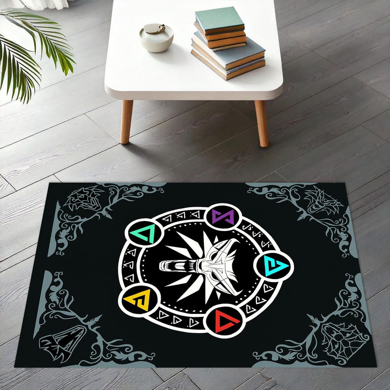 Puede incluir: Alfombra rectangular negra con un dise&ntilde;o gr&aacute;fico en blanco y negro que presenta una cabeza de lobo y formas geom&eacute;tricas coloridas. La alfombra tiene un borde decorativo con patrones florales grises. La alfombra est&aacute; sobre un suelo de madera.