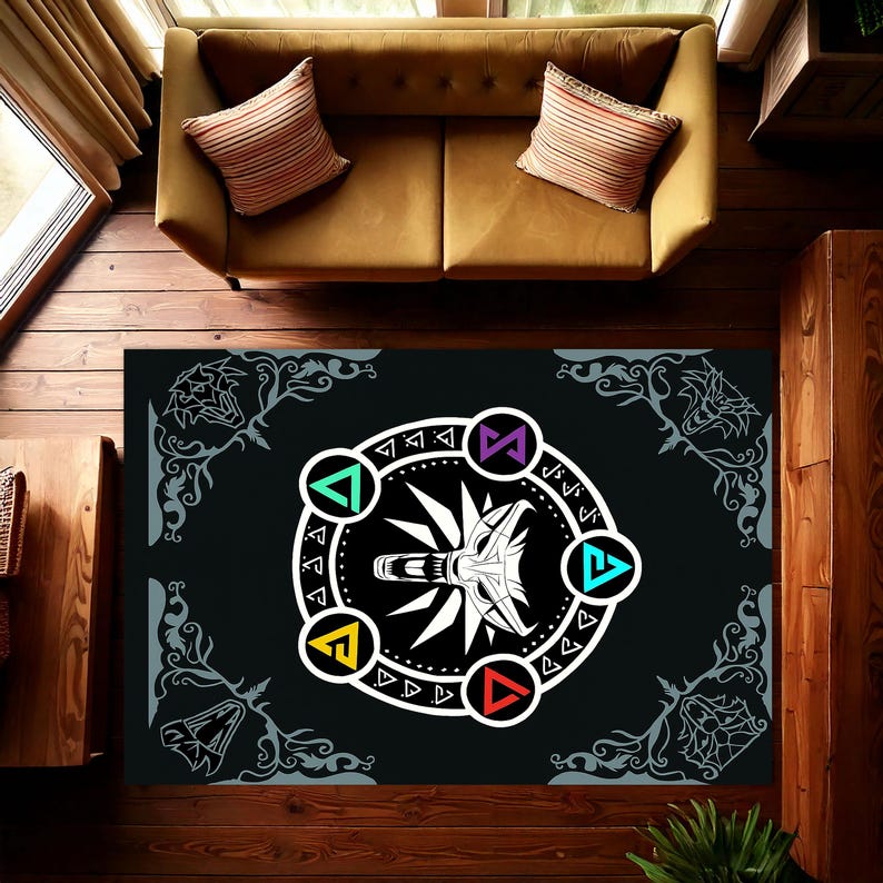Puede incluir: Alfombra rectangular negra con un emblema de cabeza de lobo blanco rodeado de s&iacute;mbolos coloridos y un borde blanco. La alfombra tiene un fondo negro con dise&ntilde;os decorativos grises en las esquinas. La alfombra est&aacute; colocada sobre un suelo de madera.