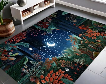 Può includere: Un tappeto blu scuro con una luna crescente e stelle al centro. Il tappeto presenta un design floreale verde e rosso lussureggiante con una varietà di foglie e fiori.
