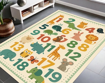 Pode incluir: Um tapete retangular infantil com fundo creme e borda de triângulos verdes. O tapete apresenta números coloridos de 1 a 19, cada um emparelhado com uma ilustração de animal de desenho animado, incluindo uma girafa, um elefante e um leão.