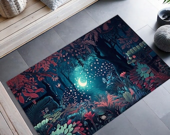 Può includere: Un tappeto blu scuro con una scena di foresta fantasiosa. Il tappeto presenta una luna crescente, stelle luminose e una vegetazione lussureggiante in tonalità di rosso, verde e viola.