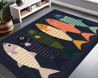 Alfombra de peces de colores, diseño de peces a rayas vibrantes sobre fondo azul marino con borde coral, perfecta para habitaciones infantiles, salas de juegos o decoración del hogar.
