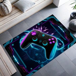 Puede incluir: Una alfombra rectangular con un diseño de mando Xbox negro, resaltado con detalles en morado y turquesa. El mando se encuentra sobre un fondo azul oscuro con un borde de estilo neón y gráficos de rayos. Alfombra para gaming.