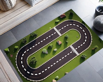 Puede incluir: Una alfombra de pista de carreras en blanco y negro con un fondo de césped verde. La alfombra presenta una pista sinuosa con líneas blancas y una pequeña casa en el centro.