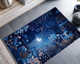 Può includere: Tappeto rettangolare con una scena di foresta notturna nei toni del blu, bianco e pesca. Il design presenta una luna crescente, stelle e varie piante. Il tappeto è posato su un pavimento piastrellato grigio.