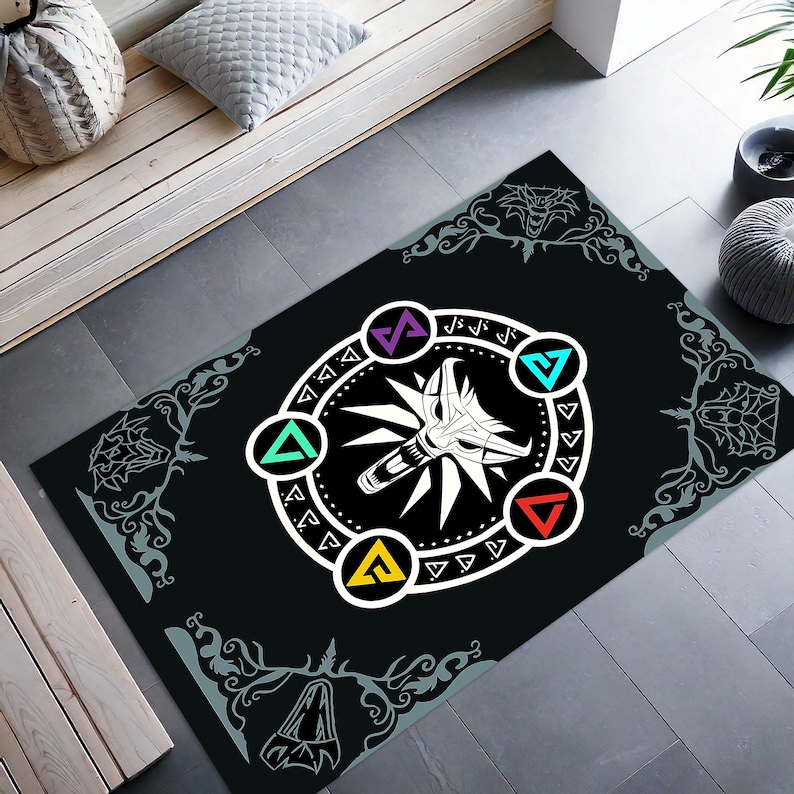 Puede incluir: Alfombra rectangular negra con un emblema de cabeza de lobo blanco rodeado de formas geom&eacute;tricas coloridas y un borde decorativo. La alfombra est&aacute; dise&ntilde;ada con un tema de juego y es adecuada para uso en interiores.