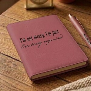 Cuaderno personalizado de poliuretano y bolígrafo personalizado. Regalo ideal para personas neurodivergentes que buscan artículos de papelería para funciones ejecutivas.