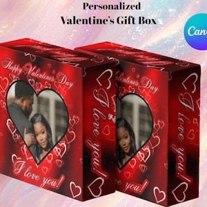 Peut inclure: Deux boîtes cadeaux rouges pour la Saint-Valentin avec des découpes en forme de cœur affichant une photo de couple. Les boîtes portent l'inscription "Happy Valentine's Day" et "I love you!" en blanc. Les boîtes sont décorées de cœurs blancs.