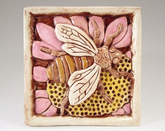 Handgemachte Kunstkeramikfliese: Biene auf rosa Blume, Wanddekor (4x4)