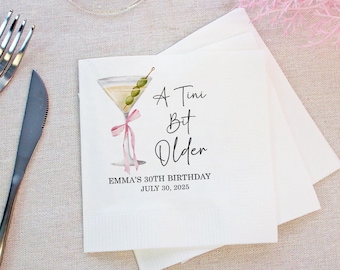 Cocktailservetten met de tekst "A Tini Bit Older", grappige servetten voor een 30e verjaardag, gepersonaliseerde servetten voor haar "Dirty Thirty", servetten met spreuken voor martini-liefhebbers.