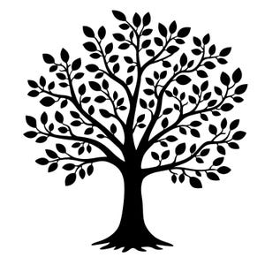 Op de afbeelding: Zwart silhouet van een boom met een dikke stam, takken en talrijke bladeren. De wortels van de boom zijn zichtbaar aan de basis en de bladeren zijn dicht verdeeld over de takken. De achtergrond is wit.