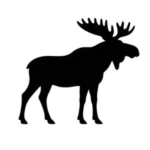Pode incluir: Uma silhueta preta sólida de um alce em pé de perfil, voltado para a direita. O gráfico apresenta a forma distinta do animal, incluindo as suas hastes grandes, largas e palmadas, um focinho proeminente e uma barbela pendente sob o queixo.