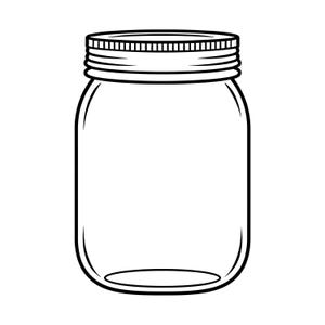Può includere: Un disegno a tratto nero e bianco di un barattolo Mason con coperchio. Il barattolo è vuoto e ha un'ampia apertura. Il coperchio è di tipo a vite con una serie di scanalature. Il barattolo ha una forma classica.