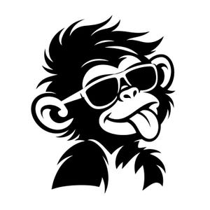 Puede incluir: Una ilustración gráfica en blanco y negro de un mono con el pelo revuelto, que lleva gafas de sol oscuras y saca la lengua. El diseño presenta líneas audaces y de alto contraste que representan la cara, las orejas y el pelaje del mono.