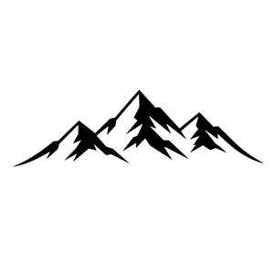 Puede incluir: Una ilustración gráfica negra de una cadena montañosa con tres picos distintos de bordes afilados y laderas angulares. El diseño utiliza formas negras sólidas para crear una silueta de alto contraste de un paisaje montañoso sobre fondo blanco.