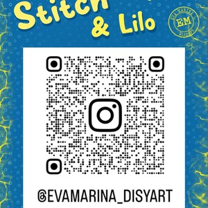 Peut inclure: Un fond bleu avec des accents jaunes et les mots "Stitch & Lilo" en jaune. Un code QR et le nom d'utilisateur Instagram "@EVAMARINA_DISYART" sont &eacute;galement pr&eacute;sents. Les mots "Paper Doll" et un logo sont &eacute;galement visibles.