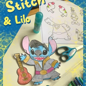 Peut inclure: Un bricolage de poup&eacute;e en papier color&eacute; avec Stitch de Lilo & Stitch v&ecirc;tu d'une tenue inspir&eacute;e d'Elvis, tenant une guitare. L'image comprend des ciseaux, un b&acirc;ton de colle et une feuille de poup&eacute;e en papier partiellement color&eacute;e. Le texte indique "Stitch & Lilo" et "Paper Doll".