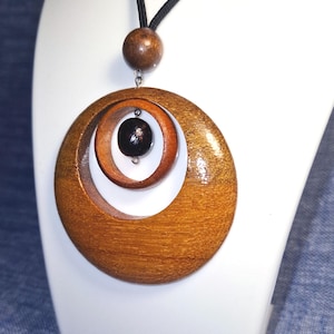 Collier à pendentif bohème en bois | Bijoux en bois superposés faits main | Cadeau écologique pour elle | Collier tendance en bois naturel