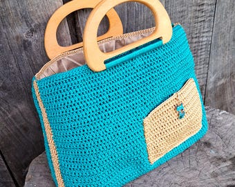 Gehaakte draagtas: turkoois en beige shopper met houten handvatten