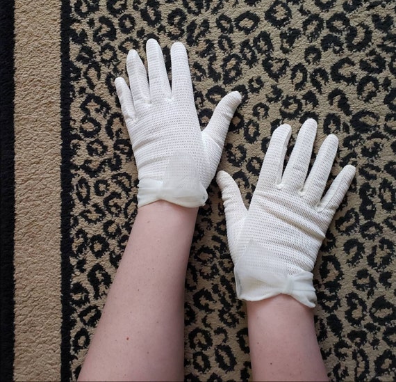 Vintage white mesh gloves Accessories Gloves & Mittens Evening & Formal Gloves short stretch fishnet sheer formal evening prom wedding bridal wrist 1950s 1960s nylon 