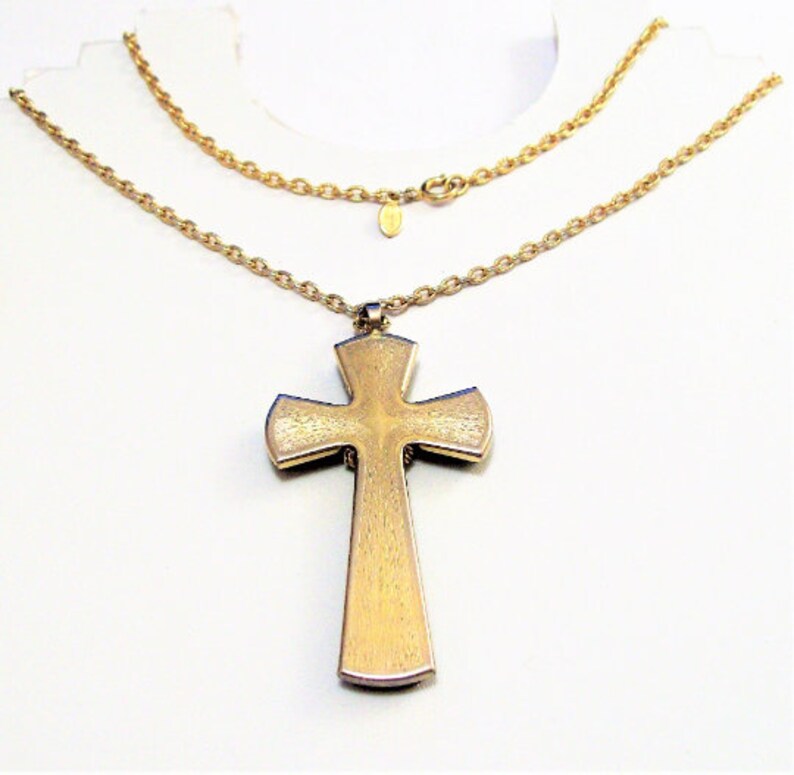 Avon Juliet Cross Green Jade Necklace Gold Tone Ova Cable Link Chain Vintage Avon 1975 Hangtag
