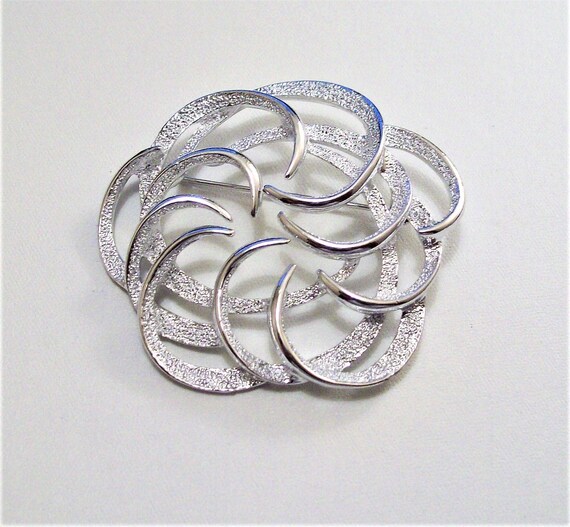 Sarah Coventry Frosted Curl Rib Pin Brooch Silver