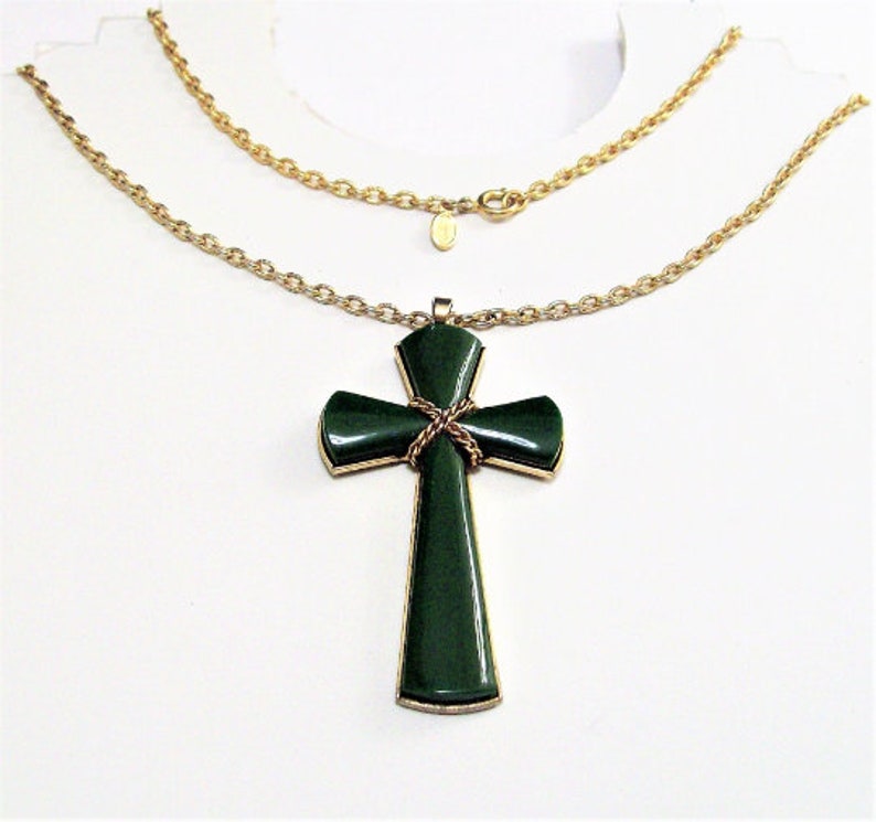 Avon Juliet Cross Green Jade Necklace Gold Tone Ova Cable Link Chain Vintage Avon 1975 Hangtag