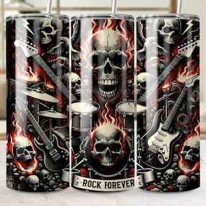 Puede incluir: Un vaso negro y rojo con un diseño de rock and roll. El diseño incluye calaveras, guitarras, tambores y llamas. Las palabras "ROCK FOREVER" se muestran en una pancarta. La estética general es oscura y atrevida.