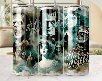 Puede incluir: Un vaso cilíndrico de metal con un gráfico envolvente de personajes clásicos de películas de terror, incluyendo un vampiro, un hombre lobo y el monstruo de Frankenstein. El diseño incluye una luna llena, nubes oscuras y el texto Horror Nights.