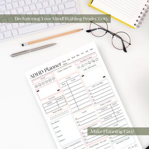 Może przedstawiać: Planer ADHD z sekcjami na nastr&oacute;j, listy zadań i samoopiekę. Planer zawiera miejsce na codzienne afirmacje, śledzenie spożycia wody i narzędzie do śledzenia pieniędzy. Tekst "Decluttering Your Mind! Building Productivity" znajduje się na g&oacute;rze.