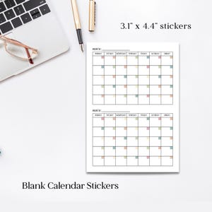 Puede incluir: Pegatinas de calendario en blanco blancas, de 7,9 cm x 11,2 cm, con dos cuadrículas de calendario. Cada cuadrícula tiene espacios para los días de la semana. El texto "Blank Calendar Stickers" está en la parte inferior.