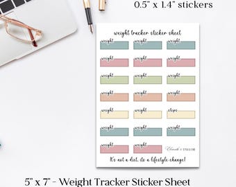 Puede incluir: Una hoja de pegatinas de seguimiento de peso de 12,7 cm x 17,8 cm con pegatinas de 1,3 cm x 3,6 cm. Las pegatinas son de varios colores pastel y están etiquetadas como "weight". La hoja incluye el texto "It's not a diet, its a lifestyle change!"