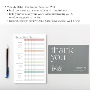 K&ouml;nnte beinhalten: Ein wei&szlig;er Weekly Habit Plan Notizblock mit einem Stift und einer grauen Dankeskarte. Der Notizblock hat Abschnitte f&uuml;r Morgen, Nachmittag, fr&uuml;hen Abend und Nacht mit Kontrollk&auml;stchen f&uuml;r jeden Wochentag.
