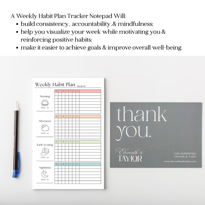 K&ouml;nnte beinhalten: Ein wei&szlig;er Weekly Habit Plan Notizblock mit einem Stift und einer grauen Dankeskarte. Der Notizblock hat Abschnitte f&uuml;r Morgen, Nachmittag, fr&uuml;hen Abend und Nacht mit Kontrollk&auml;stchen f&uuml;r jeden Wochentag.