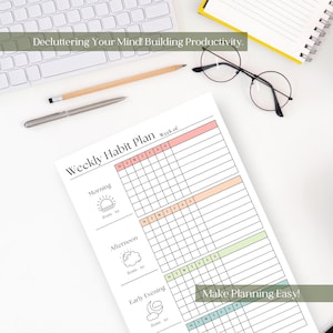 K&ouml;nnte beinhalten: Ein wei&szlig;er Wochenplan mit Abschnitten f&uuml;r Morgen, Nachmittag und fr&uuml;hen Abend. Der Plan enth&auml;lt Kontrollk&auml;stchen f&uuml;r jeden Wochentag. Der Text lautet "Decluttering Your Mind! Building Productivity." und "Make Planning Easy!" Ein Bleistift, ein Stift, eine Brille und eine Tastatur sind ebenfalls zu sehen.