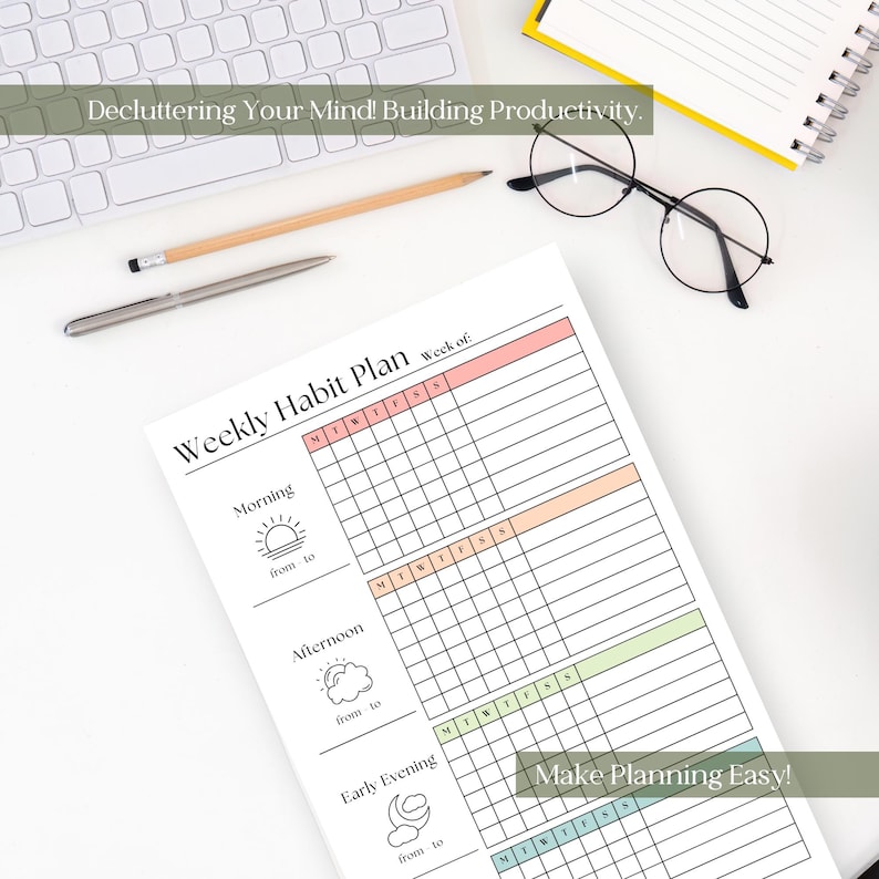 K&ouml;nnte beinhalten: Ein wei&szlig;er Wochenplan mit Abschnitten f&uuml;r Morgen, Nachmittag und fr&uuml;hen Abend. Der Plan enth&auml;lt Kontrollk&auml;stchen f&uuml;r jeden Wochentag. Der Text lautet "Decluttering Your Mind! Building Productivity." und "Make Planning Easy!" Ein Bleistift, ein Stift, eine Brille und eine Tastatur sind ebenfalls zu sehen.