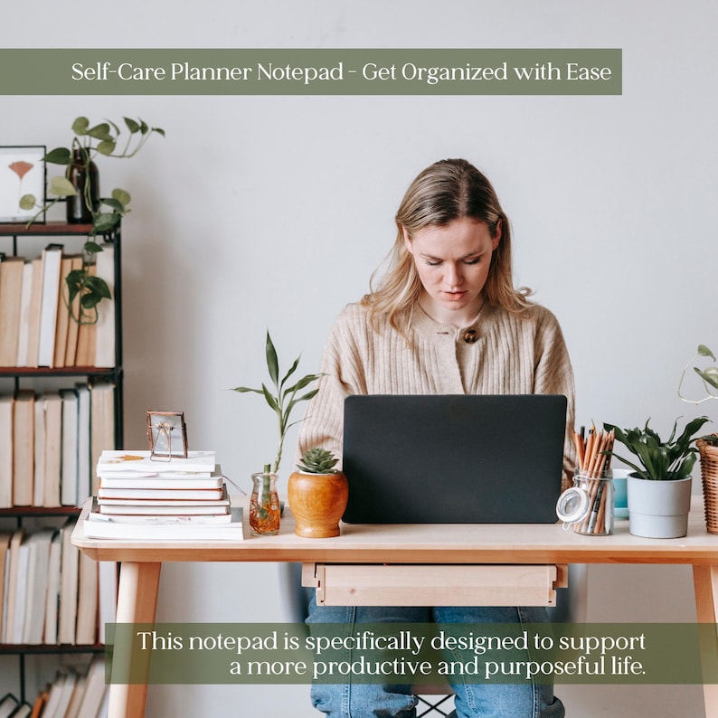 K&ouml;nnte beinhalten: Eine Person sitzt an einem Holztisch mit einem Laptop, umgeben von Pflanzen und B&uuml;chern. Der Text oben lautet "Self-Care Planner Notepad - Get Organized with Ease." Der Text unten lautet: "This notepad is specifically designed to support a more productive and purposeful life."