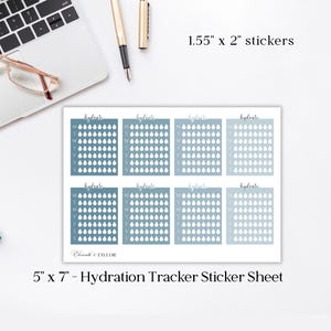Op de afbeelding: Een 12,7 cm x 17,8 cm grote hydratatie tracker sticker vel met acht individuele stickers, elk 3,9 cm x 5,1 cm. Elke sticker heeft een blauw waterdruppelontwerp en het woord "hydrate".