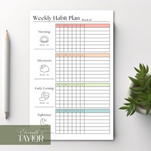 K&ouml;nnte beinhalten: Ein wei&szlig;es Wochenplan-Blatt mit Abschnitten f&uuml;r Morgen, Nachmittag, Fr&uuml;her Abend und Nacht. Jeder Abschnitt hat ein Raster zur Verfolgung t&auml;glicher Gewohnheiten. Ein Bleistift und eine kleine Topfpflanze befinden sich links bzw. rechts.