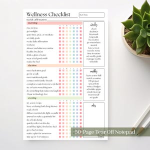 Può includere: Un blocco note per la lista di controllo del benessere con una combinazione di colori pastello. Il blocco note include sezioni per le attività mattutine, diurne e serali, con caselle di controllo per il monitoraggio. Il testo "50-Page Tear Off Notepad" è visibile.