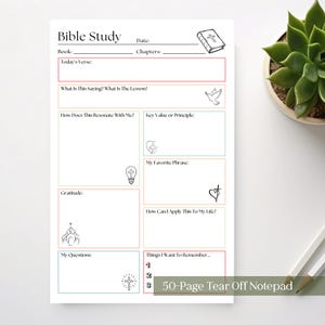 Peut inclure: Bloc-notes détachable de 50 pages pour l'étude de la Bible. Le bloc-notes comprend des sections pour les versets, les leçons et les réflexions personnelles. Comprend des illustrations d'un livre, d'une colombe, d'une croix et d'autres symboles religieux.