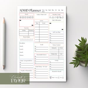 Może przedstawiać: Planer ADHD z sekcjami na nastr&oacute;j, cele, listy zadań i samoopiekę. Zawiera miejsca na spożycie wody, posiłki i monitor wydatk&oacute;w. Minimalistyczny design z oł&oacute;wkiem i rośliną w tle.
