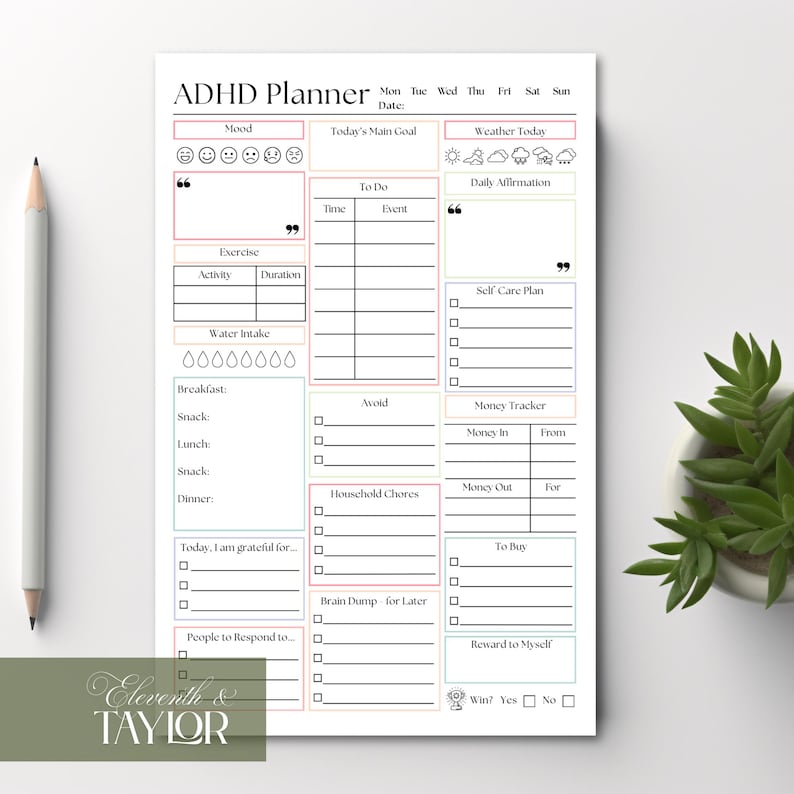 Może przedstawiać: Planer ADHD z sekcjami na nastr&oacute;j, cele, listy zadań i samoopiekę. Zawiera miejsca na spożycie wody, posiłki i monitor wydatk&oacute;w. Minimalistyczny design z oł&oacute;wkiem i rośliną w tle.